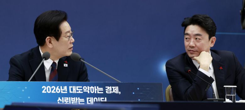 이재명 대통령이 11일 세종시 정부세종컨벤션센터에서 열린 ‘2026년 대도약하는 경제, 신뢰받는 데이터’ 기획재정부(국세청·관세청·조달청)-국가데이터처 업무보고에서 강훈식 비서실장과 대화를 하고 있다. 2025.12.11. 뉴시스