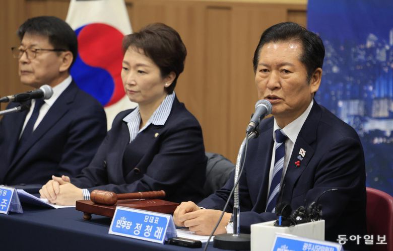 광주서 현장 최고위 더불어민주당 정청래 대표(오른쪽)가 10일 광주 서구 김대중컨벤션센터에서 열린 현장 최고위원회의에서 발언하고 있다. 정 대표는 이날 “독일처럼 1단계 사법적 청산 이후 2단계 경제적 청산 그리고 3단계 문화적 청산까지 흔들림 없이 나가야 한다”고 말했다. 광주=박영철 기자 skyblue@donga.com