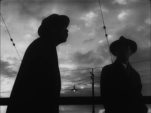 영화 ‘이키루’에서 와타나베(왼쪽)는 자신의 여명을 동네 아이들을 위한 놀이터 건설에 쏟아붓던 와중 우연히 눈에 들어온 석양의 아름다움에 감탄한다.  프리미어엔터테인먼트 제공