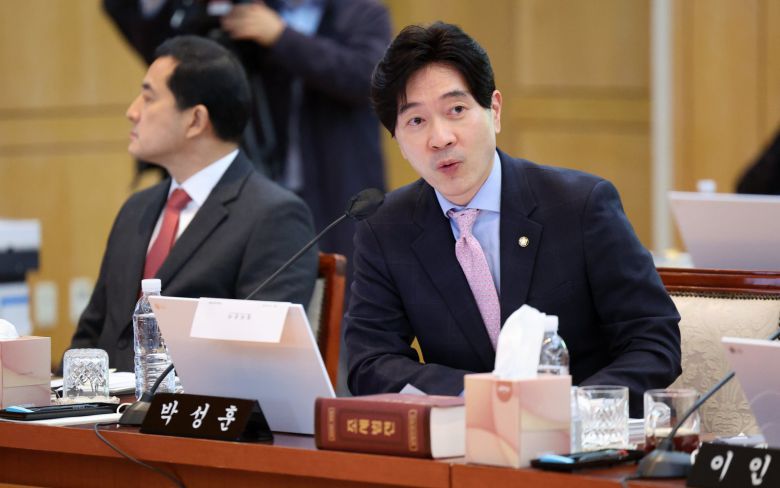 박성훈 국민의힘 의원이 24일 대구 중구 한국은행 대구경북본부에서 열린 대구지방국세청·대구본부세관·대구지방조달청·동북지방통계청·한국은행 대구경북본부·포항본부에 대한 국정감사에서 질의하고 있다. 2024.10.24. 뉴시스