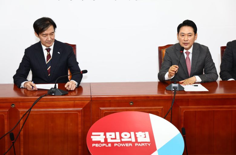 장동혁 국민의힘 대표가 지난 1일 오전 서울 여의도 국회에서 조국 조국혁신당 대표와 만나 발언하고 있다. 뉴시스