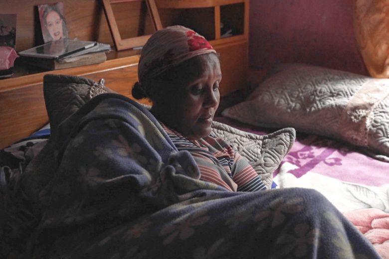 6.25 참전용사 후손 타게네후 틸라훈(49) 씨가 침대에 누워 있는 모습. 결핵 등 질환을 앓고 있지만, 어려운 형편에 치료를 받을 수 없다. 굿네이버스 제공