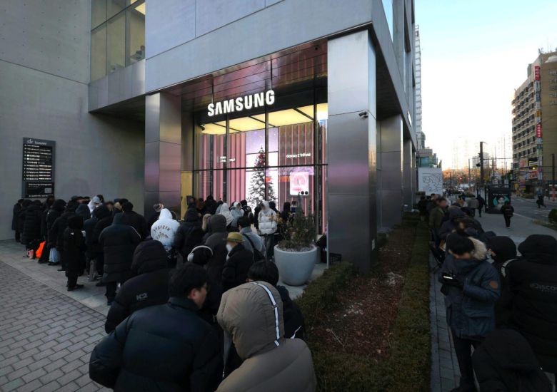 갤럭시 Z 트라이폴드 국내 공식 출시일인 12일 서울 서초구 삼성 강남에서 고객들이 갤럭시 Z 트라이폴드 구매를 위해 대기하고 있다. (사진=삼성전자 제공) 2025.12.12. 뉴시스