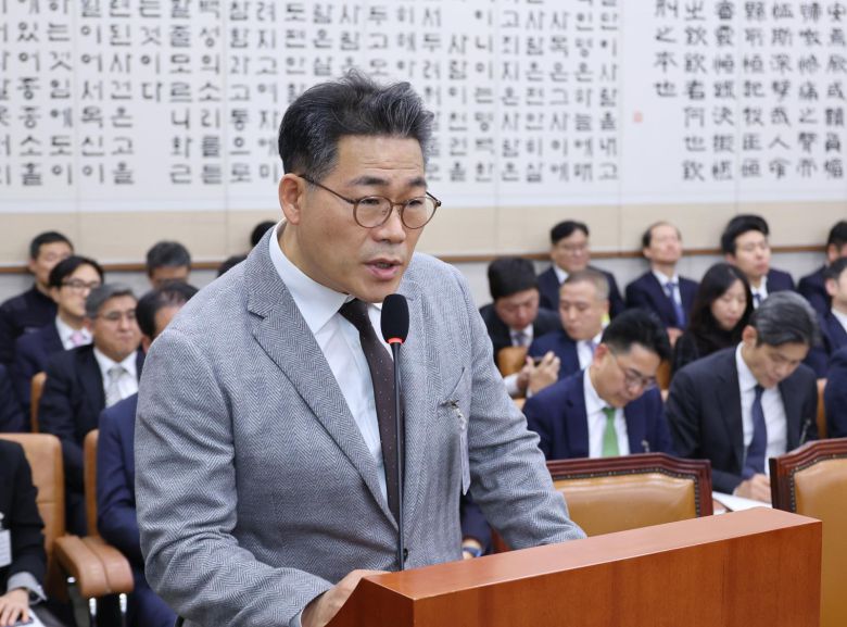 백해룡 경정이 27일 서울 여의도 국회에서 열린 법제사법위원회의 대검찰청에 대한 국정감사에서 질의에 답하고 있다. 2025.10.27. 서울=뉴시스