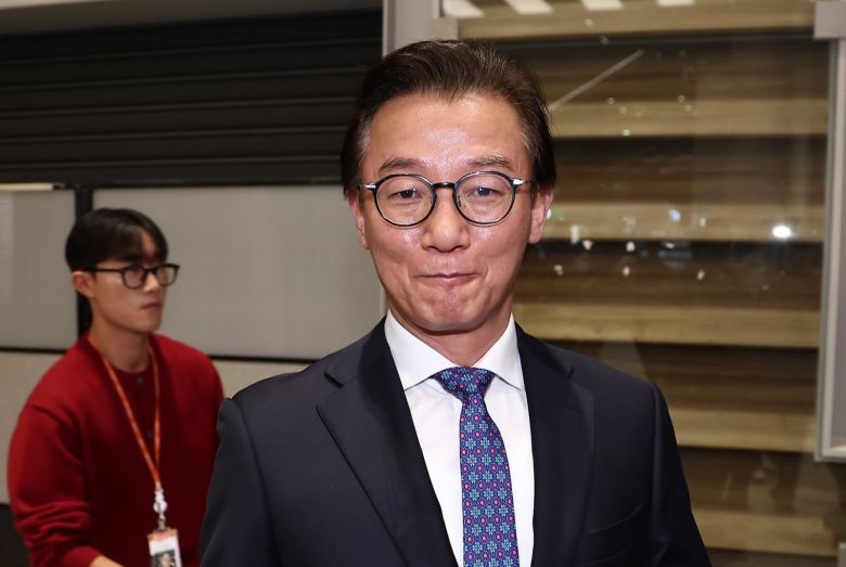 통일교로부터 금품을 수수했다는 의혹이 제기된 전재수 해양수산부 장관이 11일 오전 ‘UN해양총회’ 유치 활동을 마친 후 인천국제공항 제2여객터미널을 통해 귀국해 입장을 밝힌 후 공항을 빠져나가고 있다. 2025.12.11/뉴스1