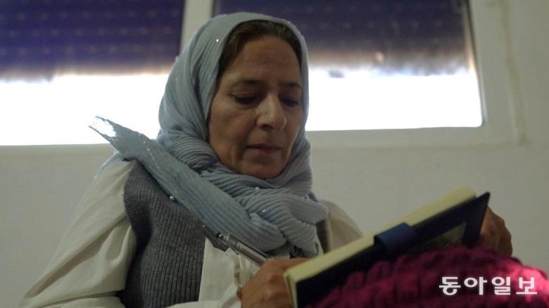 시를 쓰고 있는 하미다. 언제부터 시를 썼냐 묻자 “어릴 때부터 글쓰기를 좋아했다”고 답했다. 암만=지희수 기자