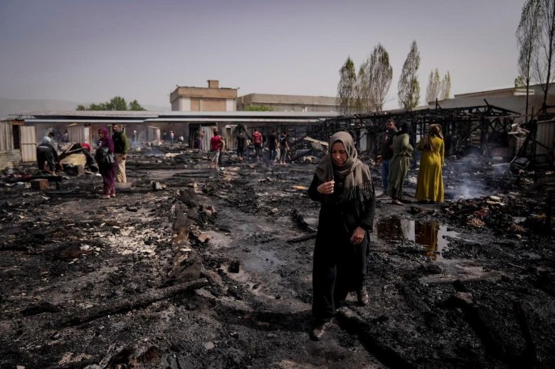 화재로 폐허가 된 시리아 난민 캠프. 여전히 가족을 찾지 못한 이가 수십만 명에 달한다(2024-07-31, 레바논). ©ICRC