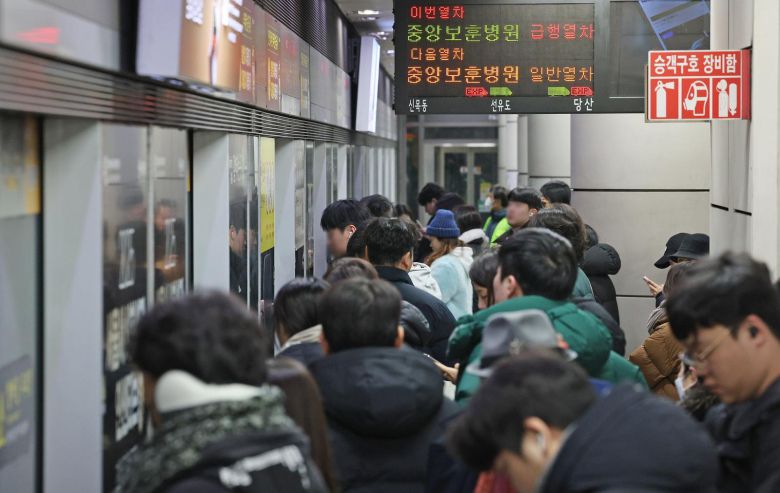서울 영등포구 9호선 당산역 승강장이 지하철을 이용하려는 시민들로 붐비고 있다. 2025.2.7 뉴스1