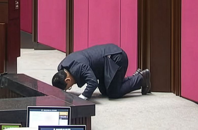 큰절하는 국민의힘 송석준 의원. 국회방송 갈무리