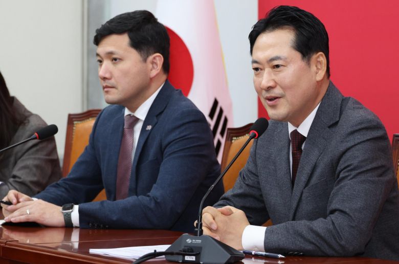 美 대사 대리 만나 “법치 위험” 국민의힘 장동혁 대표(오른쪽)가 12일 국회에서 케빈 김 주한 미국대사대리를 만나 발언하고 있다. 장 대표는 “대한민국에서는 법치주의에 위험 신호들이 여러 곳에서 지속적으로 감지되고 있고, 더 강해지고 있다”며 “관심을 가져 달라”고 했다. 뉴시스