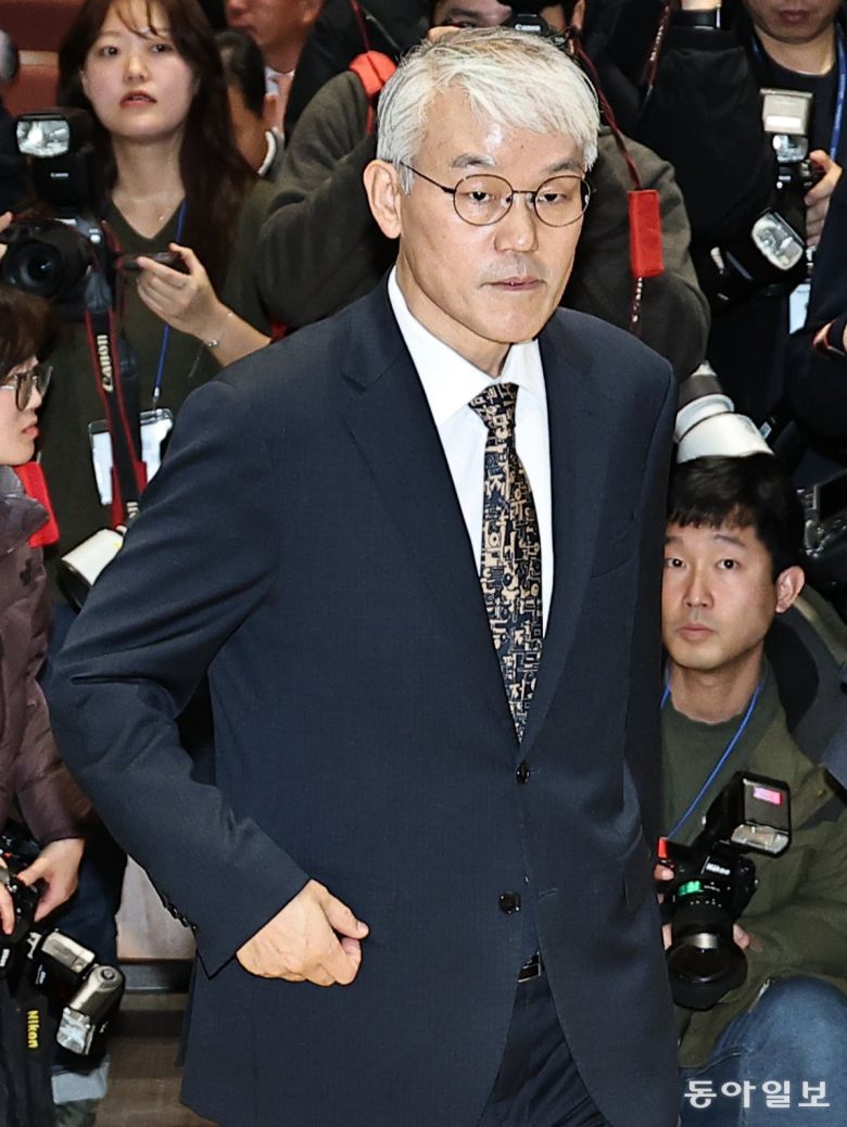 천대엽 법원행정처장이 9일 오전 서울 서초구 서울법원종합청사에서 열린 ‘국민을 위한 사법제도 개편 과제 공청회’에서 기념촬영을 하기 위해 단상으로 이동하고 있다.양회성 기자 yohan@donga.com