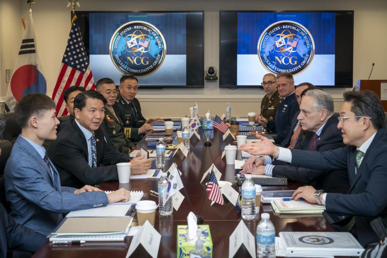 한국 국방부와 미국 전쟁부(국방부) 대표단이 11일(현지 시간) 미국 워싱턴에서 열린 제5차 한미 핵협의그룹(NCG) 회의에서 대화를 나누고 있다. 이재명 정부 들어 NCG가 열린 건 이번이 처음이다. 국방부 제공