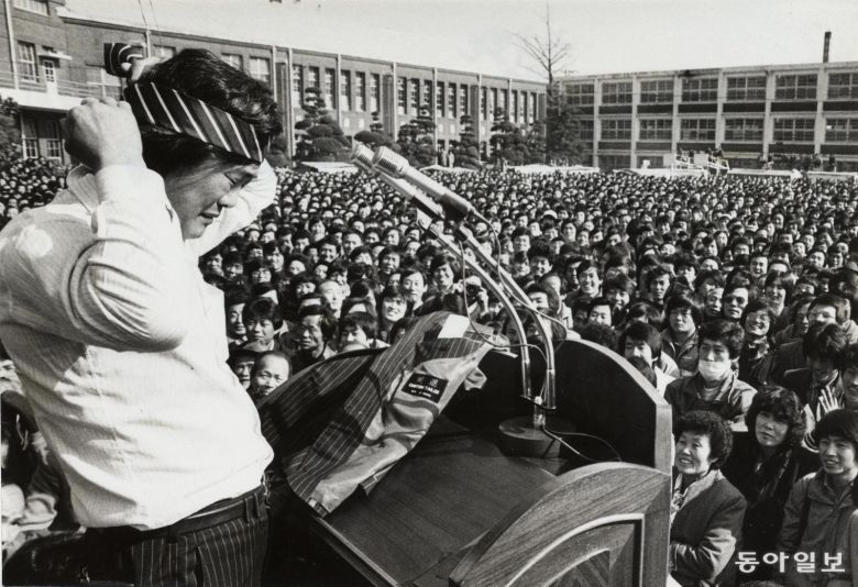 ＜12대 국회의원선거＞신사당 안광양 후보가 유세 도중 상의를 벗어 놓고 넥타이를 풀어 머리에 묶고 있다. 홍석희 기자. 1985년 12월 1일. 동아일보 DB