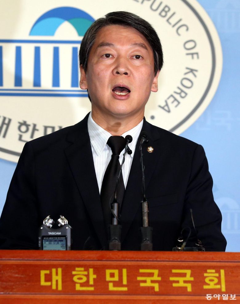 검은 넥타이 매고 회견하는 안철수. 20일 오후 서울 여의도 국회 정론관에서 안철수 전 국민의당 대표가 최순실씨의 대통령 연설문 사전 열람 의혹과 관련한 기자회견을 하고 있다 2016년 10월 25일. 동아일보 DB.