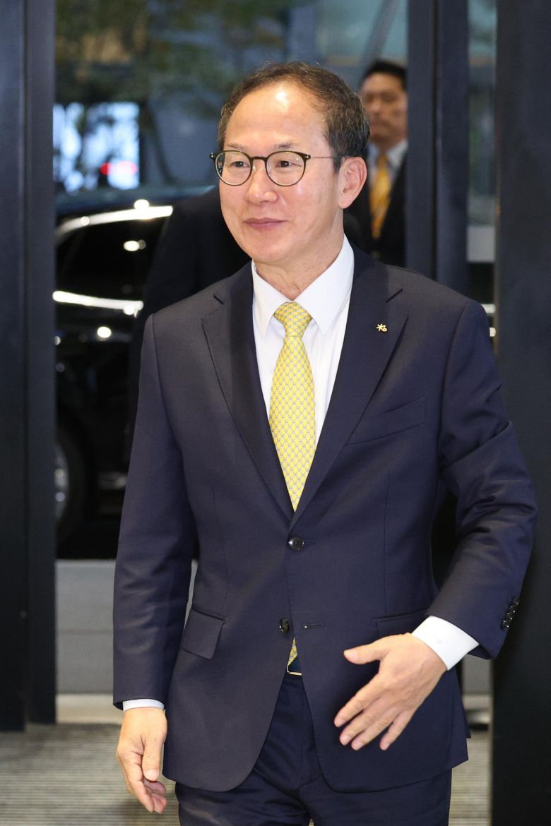 은행 상징색의 넥타이 매고 첫 출근. 양종희 KB금융지주 회장이 21일 서울 여의도 KB국민은행 신관으로 출근하고 있다. 양 회장은 은행장 경험이 없는 비은행 수장 출신의 첫 지주 회장으로 이날 취임식을 가진다. 2023년 11월 21일. 뉴스1.