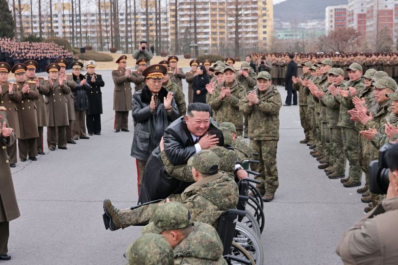 지뢰제거 과정에서 부상당한 병사들이 휠체어를 타고 등장했다. 늙은 참전 군인이 아닌, 젊은 부상병의 모습이 보도된 것은, 희생의 일부라도 노출시킬 수 밖에 없는 현실을 반영한 것으로 읽힌다. (평양 노동신문=뉴스1)