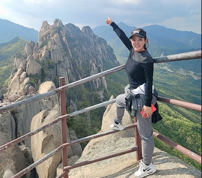 2021년 설악산 울산바위에 오른 이유미 씨. 하반신 마비를 이겨낸 그는 다양한 스포츠를 즐기는 운동마니아로 변신했다.