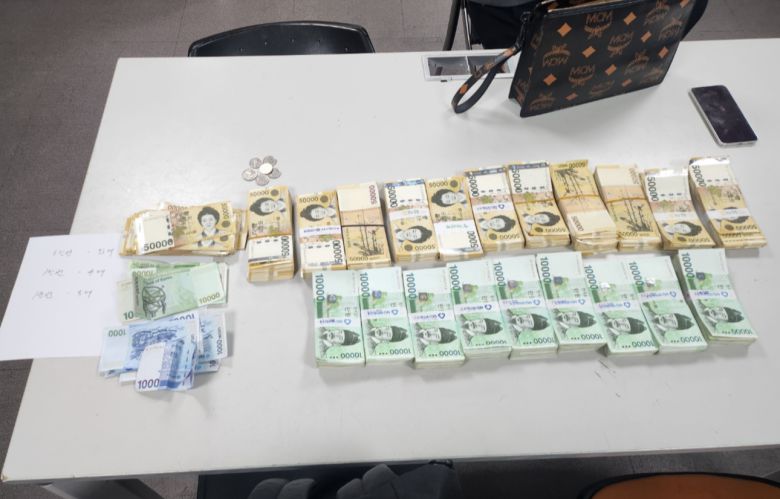 경찰이 압수한 범죄수익금 8000여만 원. 김포공항경찰대 제공