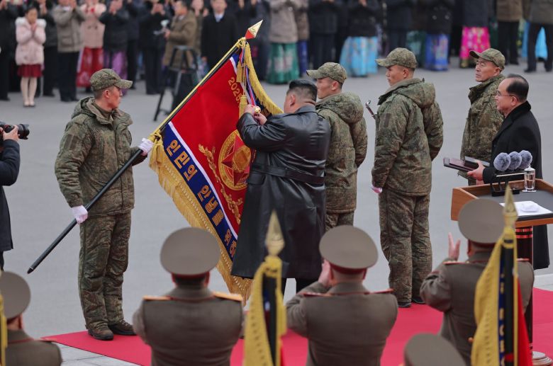 북한 노동당 기관지 노동신문은 13일 “해외작전지역에서 당의 전투명령을 관철하고 귀국하는 제528공병연대 환영식이 12월 12일 수도 평양의 4.25문화회관광장에서 성대히 진행되였다”고 보도했다.   [국내에서만 사용가능. 재배포 금지. DB 금지. For Use Only in the Republic of Korea. Redistribution Prohibited]  (평양 노동신문=뉴스1)