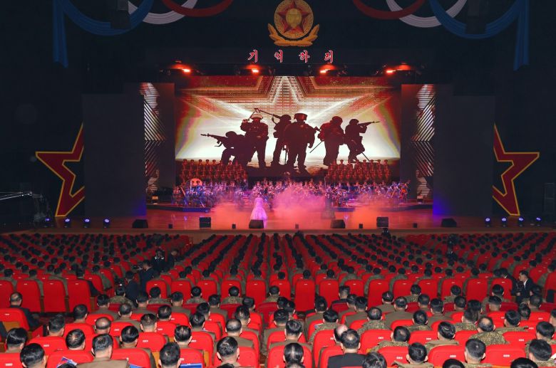 12일 저녁 진행된 환영 음악회 장면에서 김정은이 울먹이는 듯한 표정이 병사들의 울음과 교차편집되었다. (평양 노동신문=뉴스1)