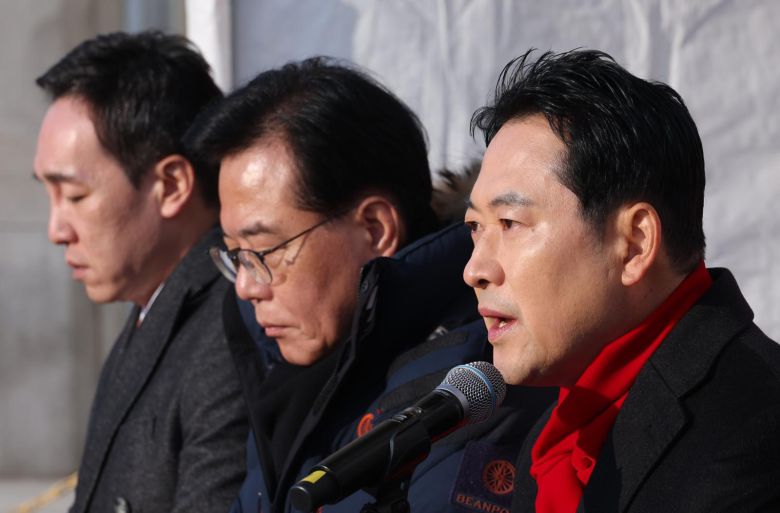 장동혁 국민의힘 대표가 15일 서울 여의도 국회 본관 앞에 마련된 천막 농성장에서 열린 최고위원회의에서 발언하고 있다. 2025.12.15/뉴스1