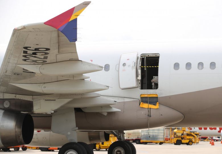 지난 2023년 발생한 아시아나항공 비상구 개방 사고 항공기. 뉴스1