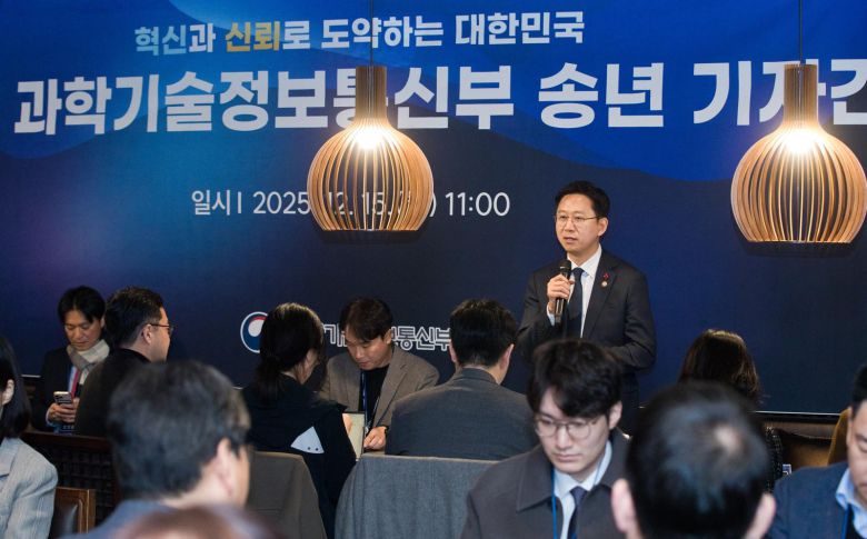 배경훈 부총리 겸 과학기술정보통신부 장관이 15일 세종시 정부세종청사 인근 식당에서 열린 ‘과학기술정보통신부 기자간담회’ 에서 기자들과 질의응답을 하고 있다.  2025.12.15. 과학기술정보통신부 제공