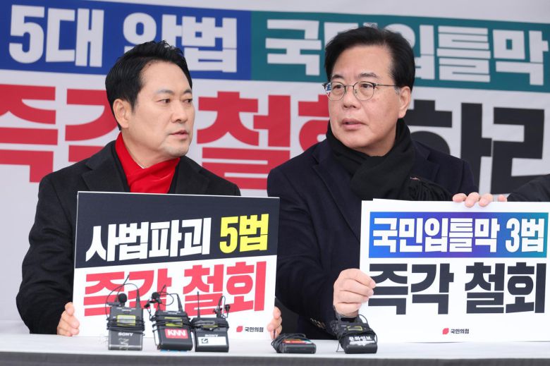 장동혁 국민의힘 대표와 송언석 원내대표가 10일 서울 여의도 국회 본관 앞에 마련된 8대 악법 저지 릴레이 천막 농성장에서 대화하고 있다. 2025.12.10/뉴스1