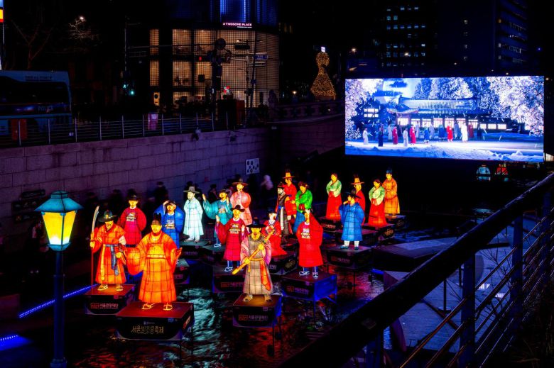 제17회 서울빛초롱축제에서 청계천 폭포 앞을 장식한 첫 작품. 1887년 경복궁 건청궁에서 최초로 전등이 켜진 역사적 순간을 표현했다.     서울관광재단 제공