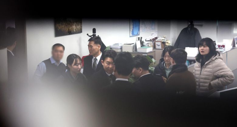 ‘로저비비에 클러치백 수수 의혹’과 관련해 김기현 의원실과 자택에 대한 압수수색에 착수한 김건희 특검팀이 17일 서울 여의도 국회의원회관 김기현 의원실에 도착해 있다. 2025.12.17/뉴스1