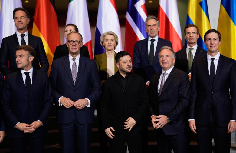 우크라 지원방안 논의 15일 독일 베를린에서 볼로디미르 젤렌스키 우크라이나 대통령(앞줄 왼쪽에서 세 번째)과 우크라이나 지원 방안을 논의한 유럽 주요국 정상 및 도널드 트럼프 2기 미국 행정부의 관계자들. 마르크 뤼터 나토 사무총장, 에마뉘엘 마크롱 프랑스 대통령, 프리드리히 메르츠 독일 총리, 스티브 윗코프 백악관 중동 특사, 재러드 쿠슈너 전 백악관 선임 고문 등이 참석했다. 베를린=AP 뉴시스