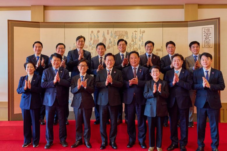 이재명 대통령이 18일 서울 용산 대통령실에서 더불어민주당 대전, 충남 국회의원들과 오찬 간담회를 가지며 기념촬영을 하고 있다. 2025.12.18 대통령실 제공