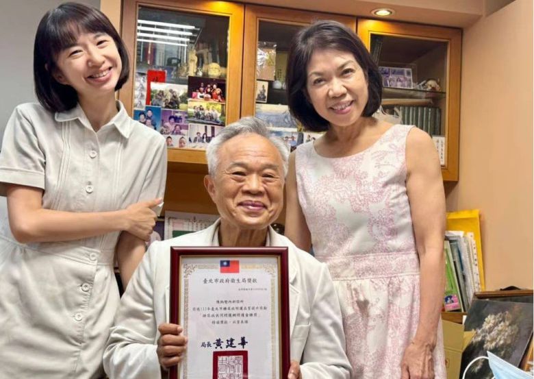 (오른쪽부터) 대만 타이베이에서 열린 ‘2025 대통령배 보디빌딩·피트니스 선수권 대회‘에 참가한 린 수이쯔(72)와 심장 전문의로 활동하는 린 씨의 남편 천빙젠 그리고 딸. 린 쑤이쯔 페이스북 캡처