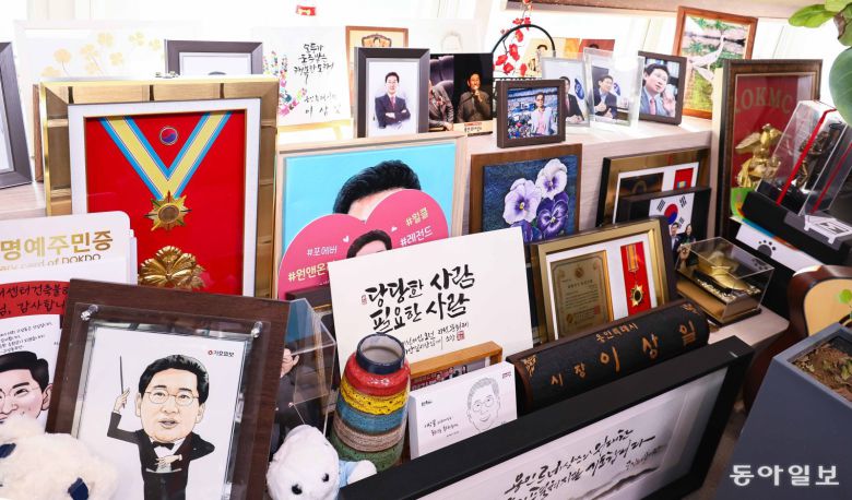 이상일 용인시장 집무실에 놓인 기관·단체에서 보내온 감사의 글과 기념품. 자료사진