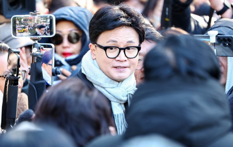 한동훈 국민의힘 전 대표가 3일 오후 서울 여의도 국회 경내에서 열린 12.3 비상계엄 1주년 기자회견에서 발언을 마치고 이동하고 있다. 2025.12.03. 뉴시스