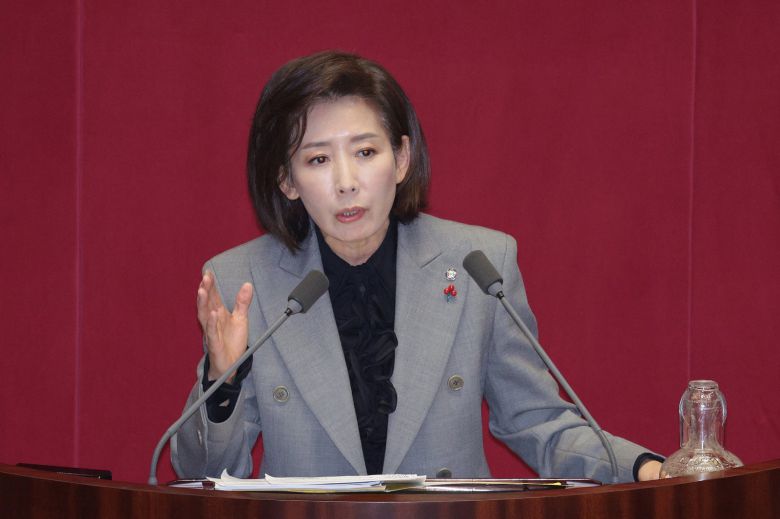 나경원 국민의힘 의원이 지난 9일 서울 여의도 국회에서 열린 제429회국회(정기회) 제16차 본회의에서 가맹사업거래의 공정화에 관한 법률 일부개정법률안에 대한 무제한 토론(필리버스터)을 하고 있다. 뉴스1