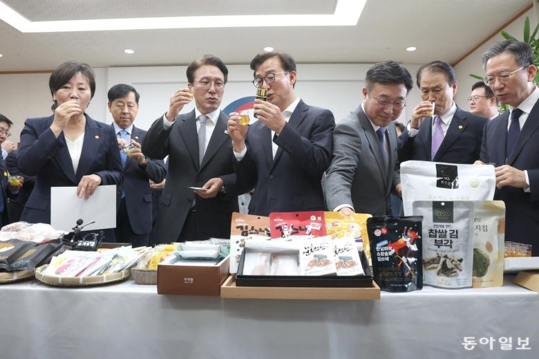 김민석 국무총리(왼쪽 두번째)가 23일 서울 종로구 정부서울청사에서 국무회의 참석에 앞서 전재수 해양수산부 장관(왼쪽 세번째)과 송미령 농림축산식품부 장관(맨 왼쪽)의 추석 민생선물세트 설명을 듣고 있다. 2025년 9월 23일. 변영욱 기자 cut@donga.com