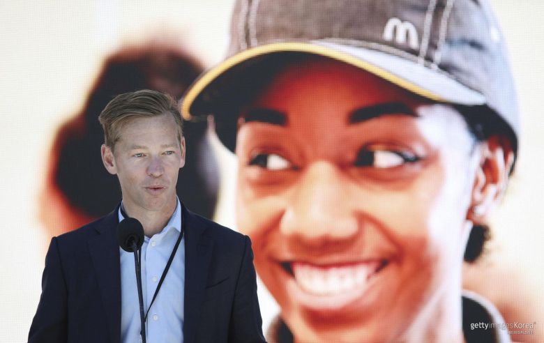 2018년 6월 4일(현지시간) 미국 시카고에서 열린 맥도날드 신사옥 개관식에서 당시 맥도날드 미국 법인 사장이었던 크리스 켐프친스키가 연설하고 있다. 사진=Stacey Wescott/Chicago Tribune/Tribune News Service via Getty Images