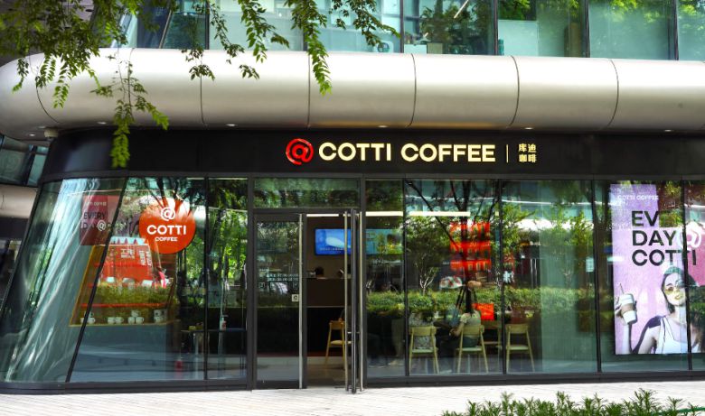 중국 시장에서 무섭게 확장 중인 커피체인 쿠디커피. 과거 루이싱커피의 회계부정을 주도한 루정야오 전 회장이 루이싱을 꺾겠다며 만든 기업이다. 매우 공격적인 가격할인 전략을 펼치며 중국 커피 시장을 가격전쟁으로 몰아넣었다. 쿠디커피 제공