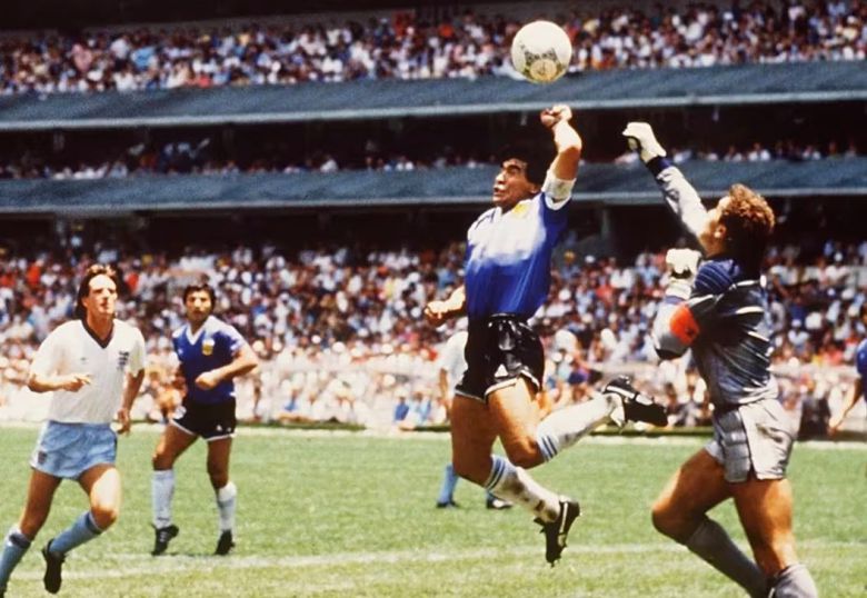 디에고 마라도나(아르헨티나·오른쪽에서 두 번째)에게 ‘신의 손’이라는 별명을 안긴 1986년 멕시코 월드컵 8강전 후반 경기 장면. 당시에는 비디오 판독 시스템이 없어 마라도나가 왼손으로 골을 넣는 장면을 확인할 수 없었다. 사진 출처 국제축구연맹(FIFA) 홈페이지