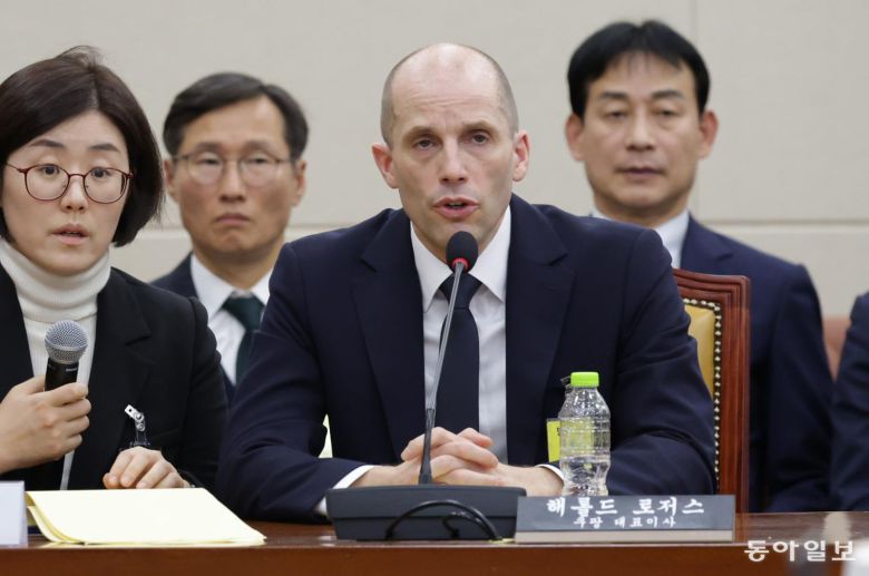 해롤드 로저스 쿠팡 임시 대표가 17일 서울 여의도 국회 과학기술정보방송통신위원회에서 열린 쿠팡 침해사고 관련 청문회에서 굳은 표정으로 의원 질의를 듣고 있다. 박형기 기자 oneshot@donga.com