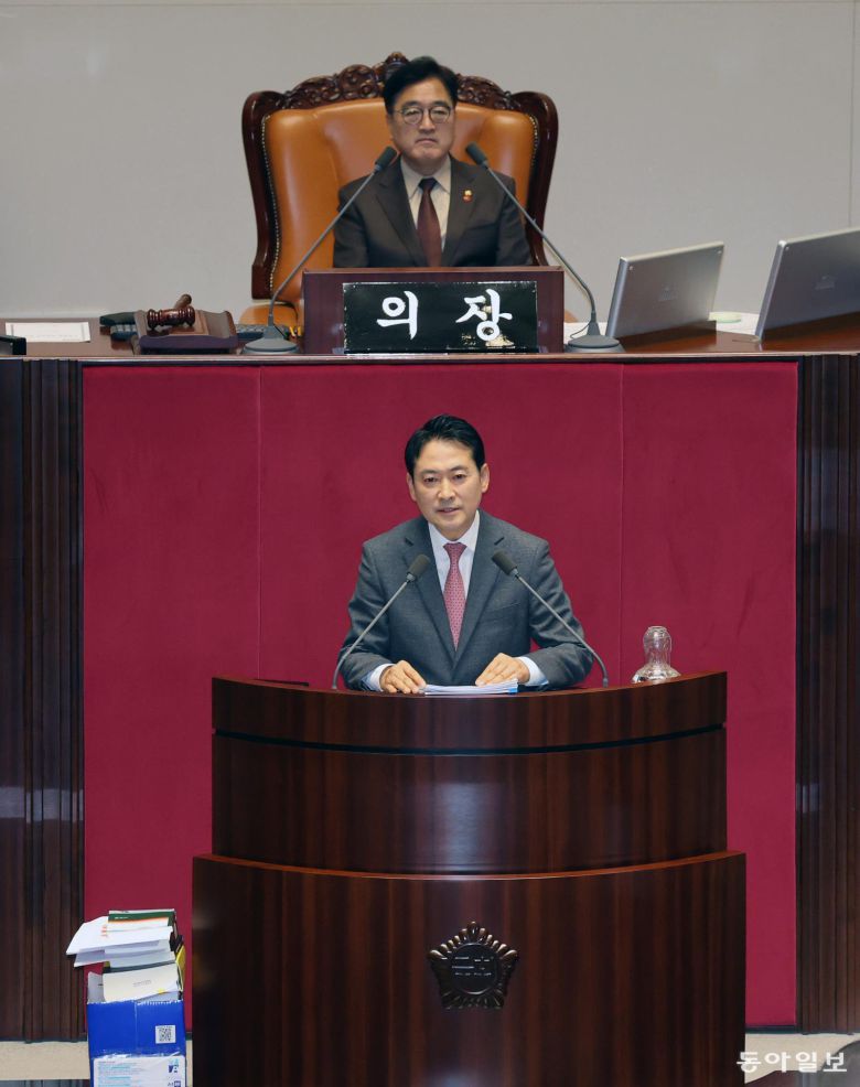 22일 오전 국회 본회의장에서 국민의힘 장동혁 대표가 12·3 윤석열 비상계엄 등에 대한 전담재판부 설치 및 제보자 보호 등에 관한 특별법에 대한 무제한 토론을 하고 있다. 장승윤 기자 tomato99@donga.com