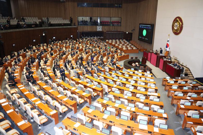 23일 서울 여의도 국회에서 열린 제430회국회(임시회) 제2차 본회의에서 ‘12·3 윤석열 비상계엄 등에 대한 전담재판부 설치 및 제보자 보호 등에 관한 특별법안(대안)에 대한 수정안’이 가결되고 있다. 2025.12.23/뉴스1