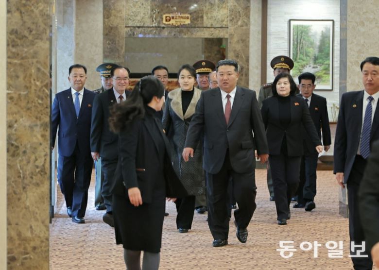 북한 노동당 기관지 노동신문은 23일 “위대한 당중앙의 직접적인 발기와 정력적인 영도에 의하여 우리 나라 북부산간도시의 전형으로, 특색있는 사계절산악관광지로 자기의 매력적인 모습을 더욱 일신해가는 삼지연시에 현대적인 호텔들이 새로 일떠서 준공하였다”고 보도했다. 뒷모습의 여성이 현송월이다.  (평양 노동신문=뉴스1)