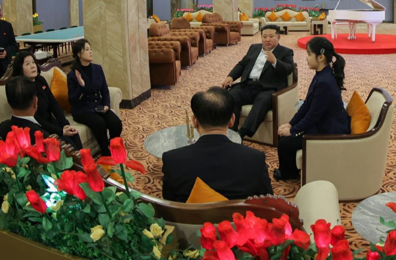 북한 노동당 기관지 노동신문은 23일 “위대한 당중앙의 직접적인 발기와 정력적인 영도에 의하여 우리 나라 북부산간도시의 전형으로, 특색있는 사계절산악관광지로 자기의 매력적인 모습을 더욱 일신해가는 삼지연시에 현대적인 호텔들이 새로 일떠서 준공하였다”고 보도했다. (평양 노동신문=뉴스1)