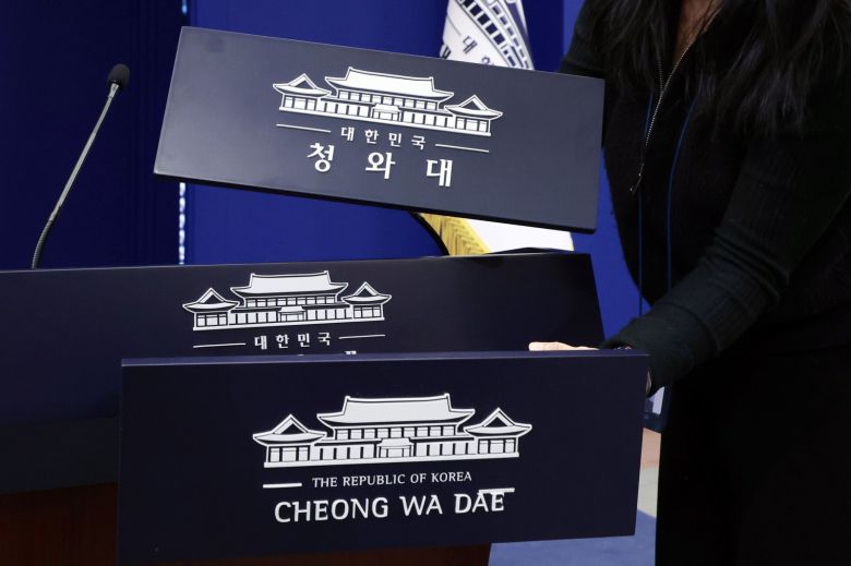 대통령실이 청와대 이전을 진행 중인 21일 청와대 춘추관에서 직원이 브리핑룸 탈부착 업무표장 점검을 하고 있다. 2025.12.21 서울=뉴시스