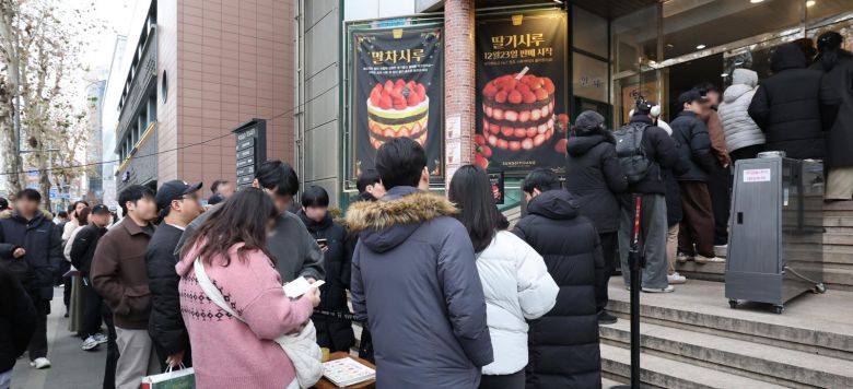 크리스마스를 이틀 앞두고 딸기시루가 출시된 23일 대전 중구 성심당 일대에 빵을 사려는 고객들이 차례를 기다리고 있다. 2025.12.23 뉴스1
