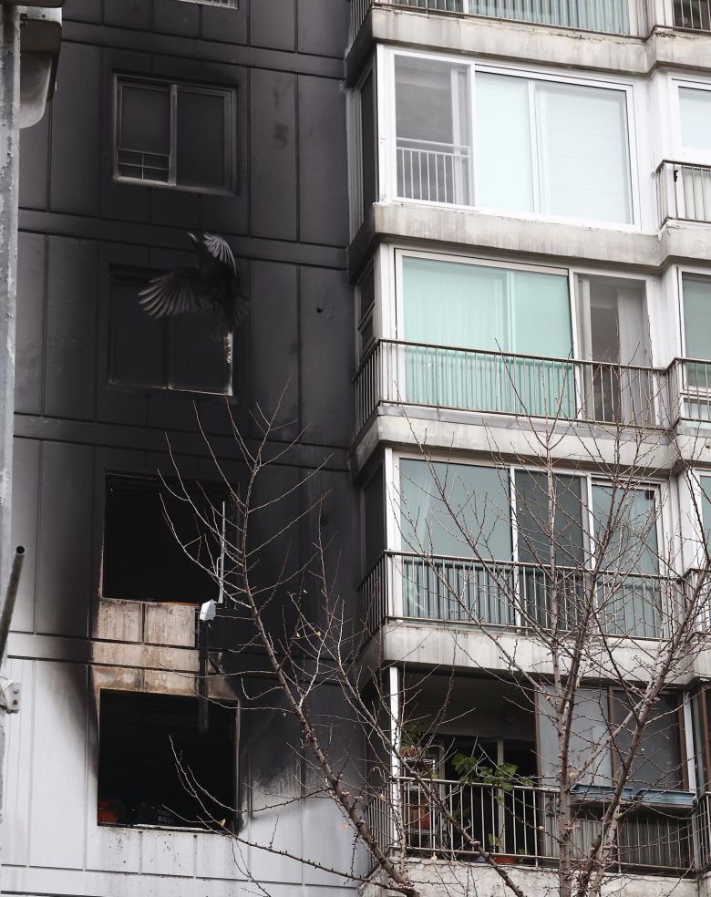 24일 서울 송파구 올림픽선수기자촌 아파트에서 화재가 발생해 아파트 건물 외벽이 검게 그을려 있다. 2025.12.24 뉴시스