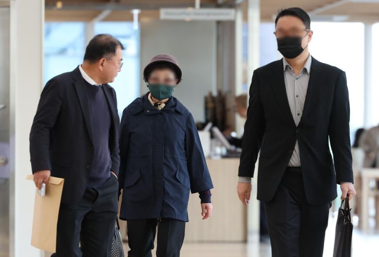 윤석열 전 대통령의 부인 김건희 여사의 모친 최은순(가운데) 씨와 오빠 김진우(오른쪽) 씨가 11월 4일 오전 서울 종로구 KT광화문빌딩 웨스트에 마련된 김건희 여사의 의혹을 수사하는 민중기 특별검사 사무실에 피의자 신분으로 출석하고 있다. 2025.11.04 서울=뉴시스