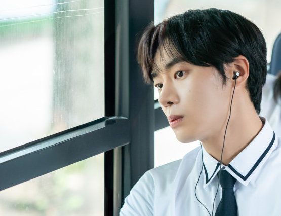 추영우는 “배우는 연출가의 소품이라고 생각한다”며 “제가 튀기보다 잘 어우러지는 게 중요한 것 같다”고 했다. 바이포엠스튜디오 제공